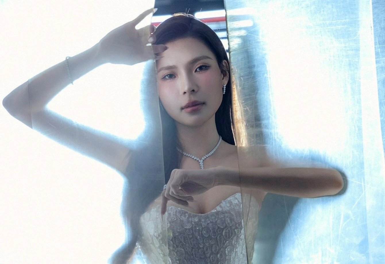 Thúy Diễm U40 khoe dáng 'mòn con mắt' trong váy dạ hội bó sát