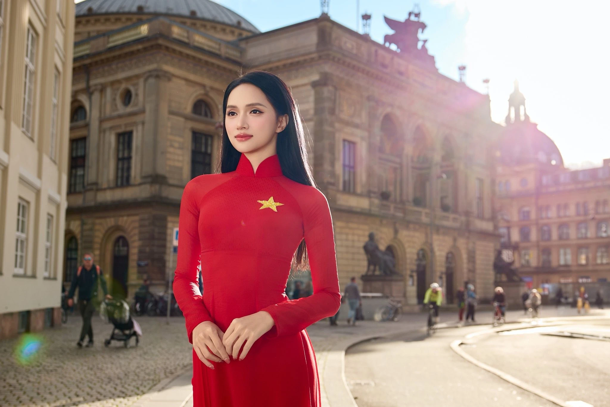 Hương Giang khoe sắc với áo dài đỏ, fan rần rần trước thềm Miss Universe