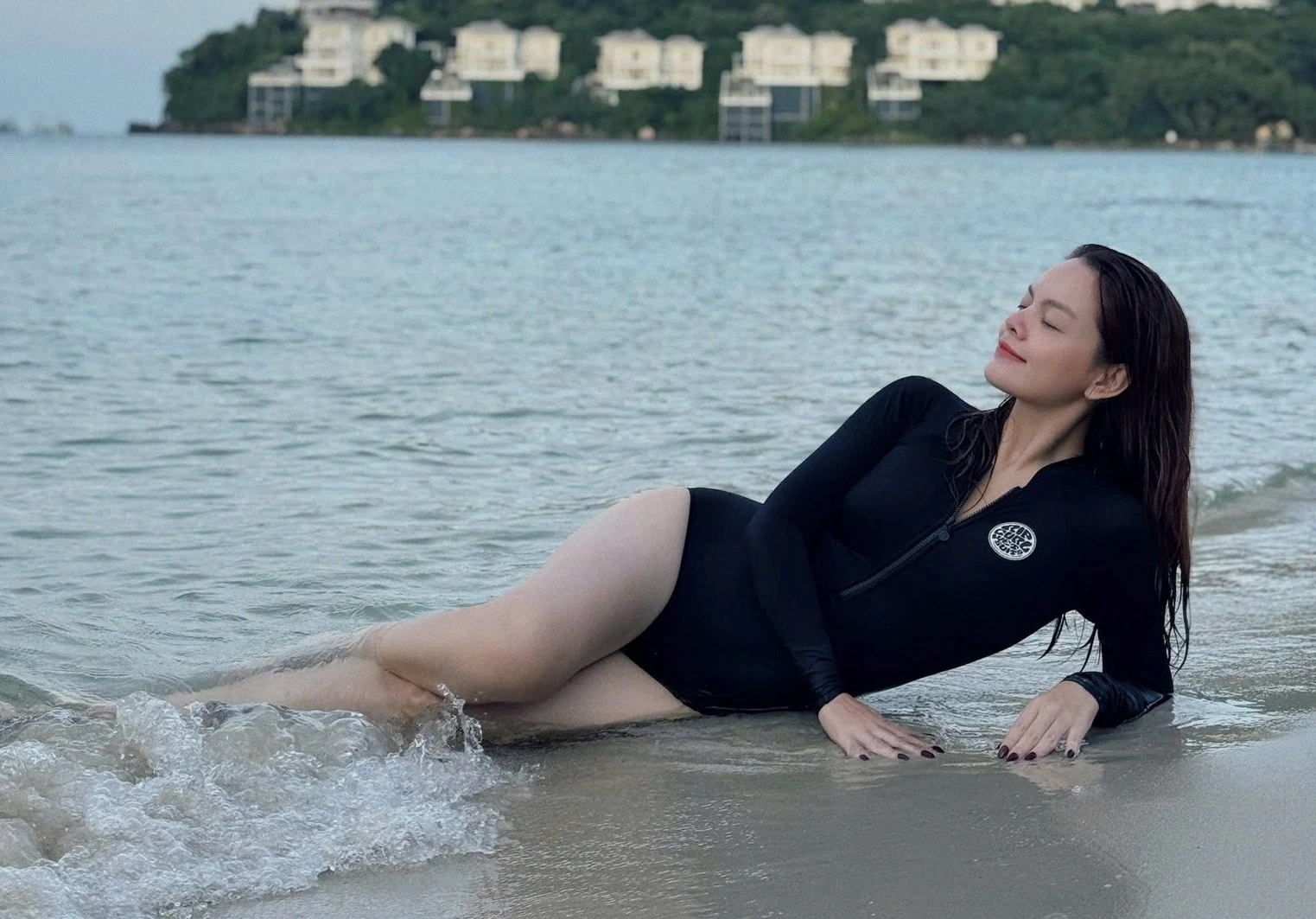 Mẹ 3 con Phạm Quỳnh Anh khoe dáng nóng bỏng ở biển Phú Quốc