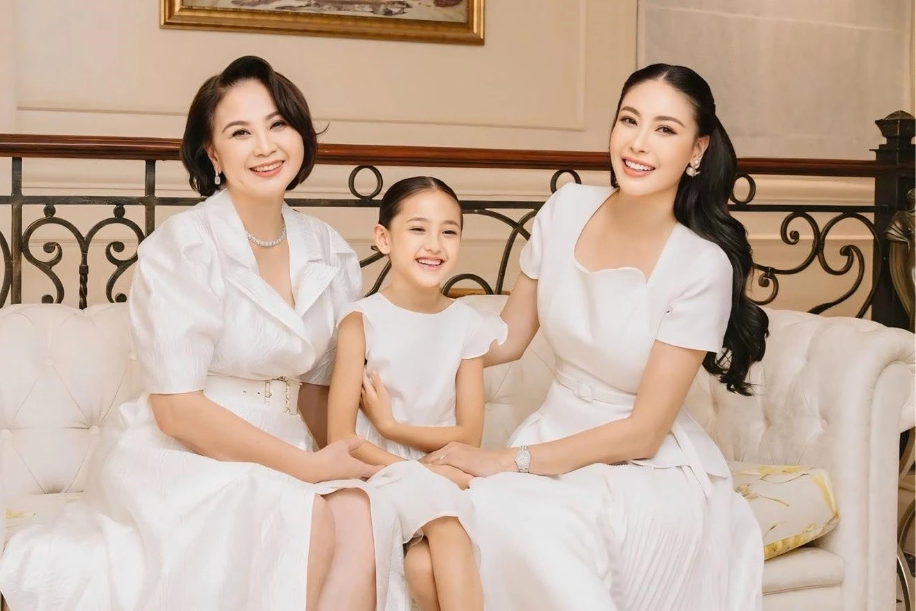 Mẹ Hà Kiều Anh U80 gây sốt vì nhan sắc trẻ đẹp ngỡ ngàng