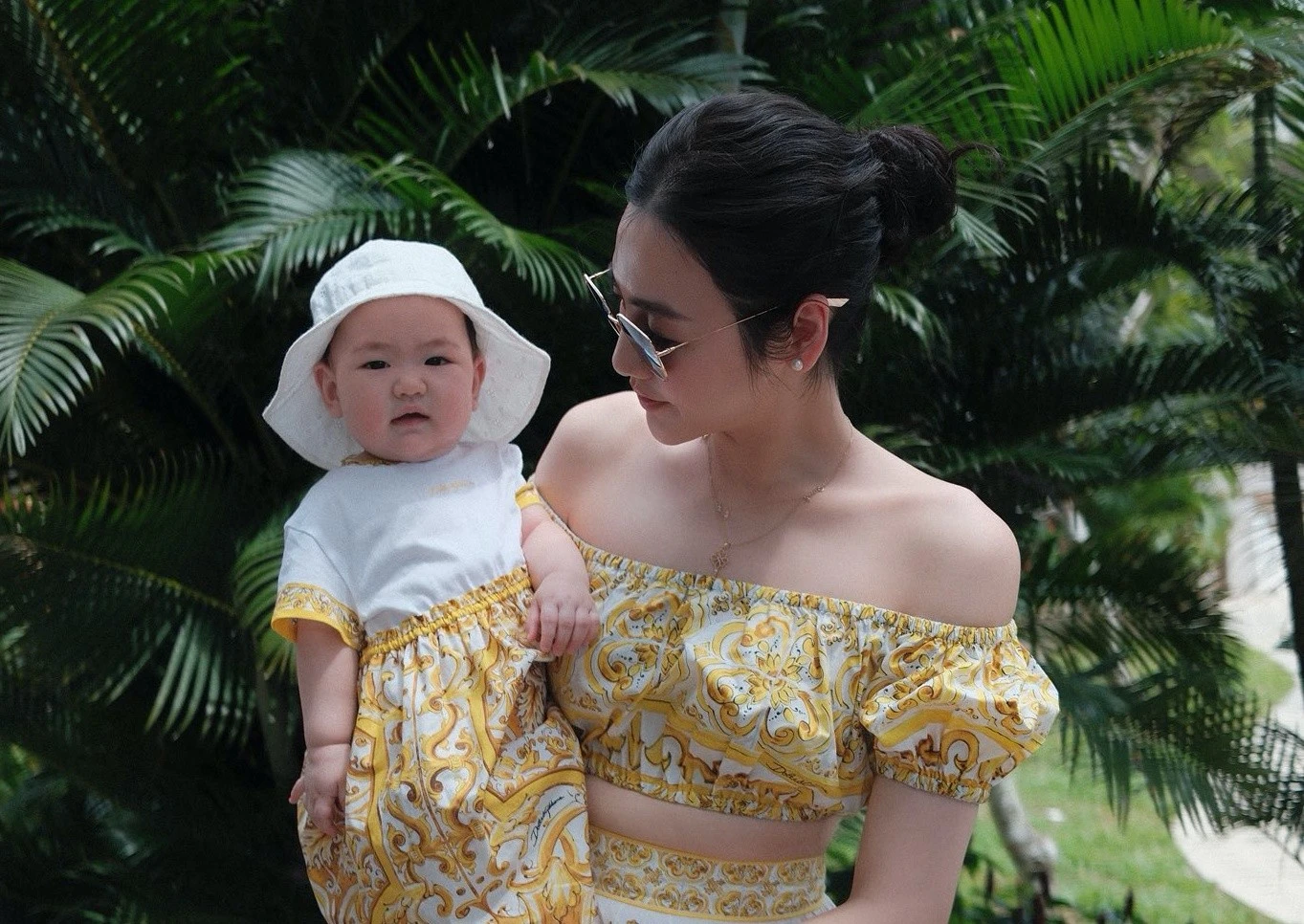 Á hậu Tú Anh và con gái ngọt ngào trong khoảnh khắc mặc đồ đôi