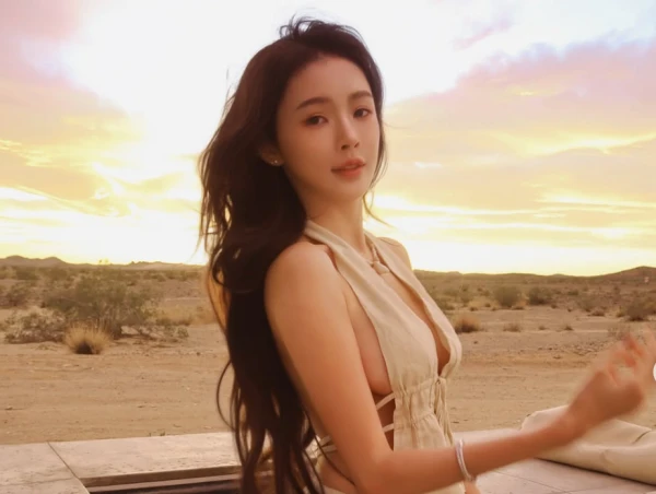 Mỹ nhân "gái 1 con" mặc yếm hờ hững khi đi du lịch