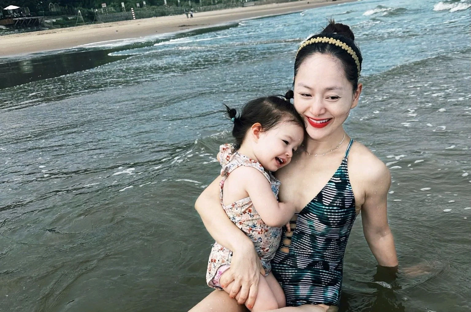 Lan Phương khoe vóc dáng nuột nà bên con gái sau 2 tháng ly hôn