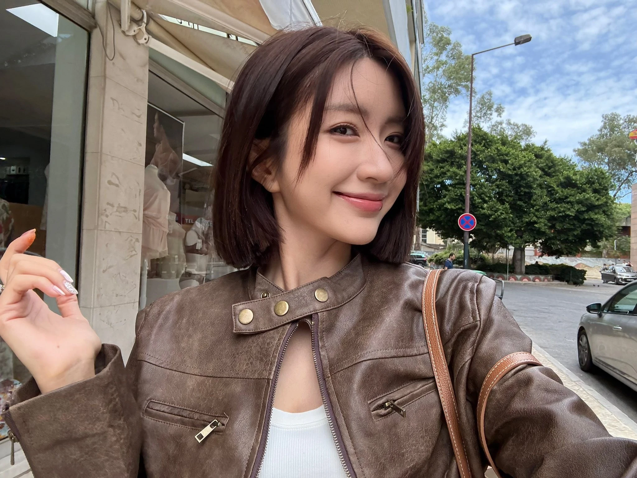 Ngọc Huyền “Thương ngày nắng về” khoe tóc ngắn trong chuyến du lịch Lisbon