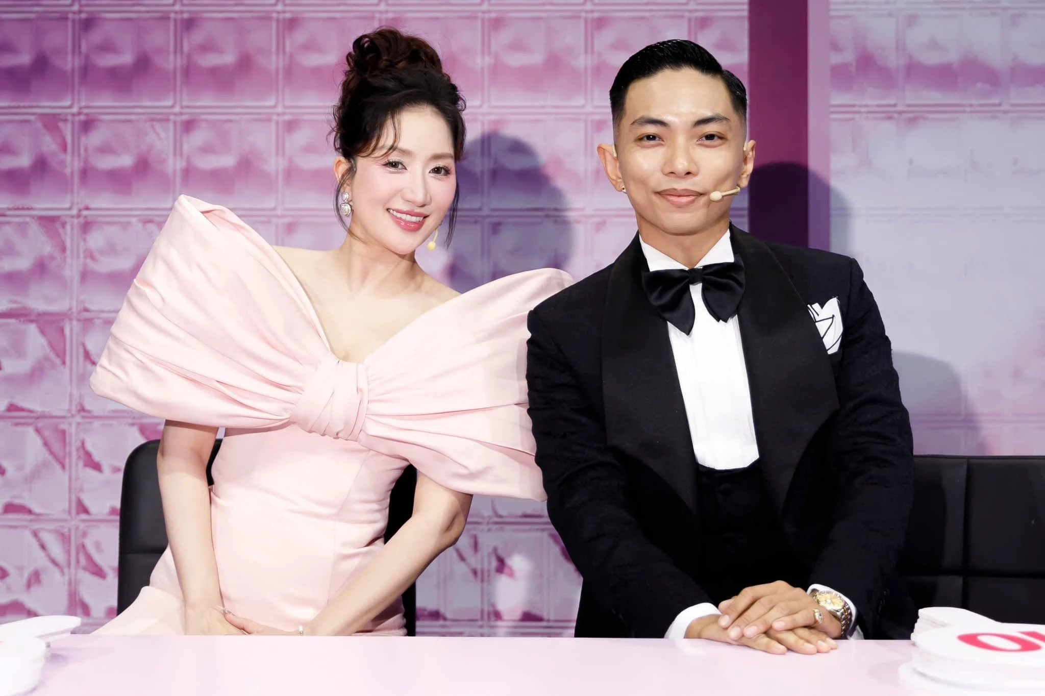 Hai bức ảnh Eiffel kể chuyện tình 15 năm của Khánh Thi – Phan Hiển