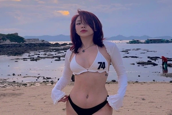 Tóc Tiên diện áo tắm quyến rũ, khoe dáng đẹp nhờ tập gym