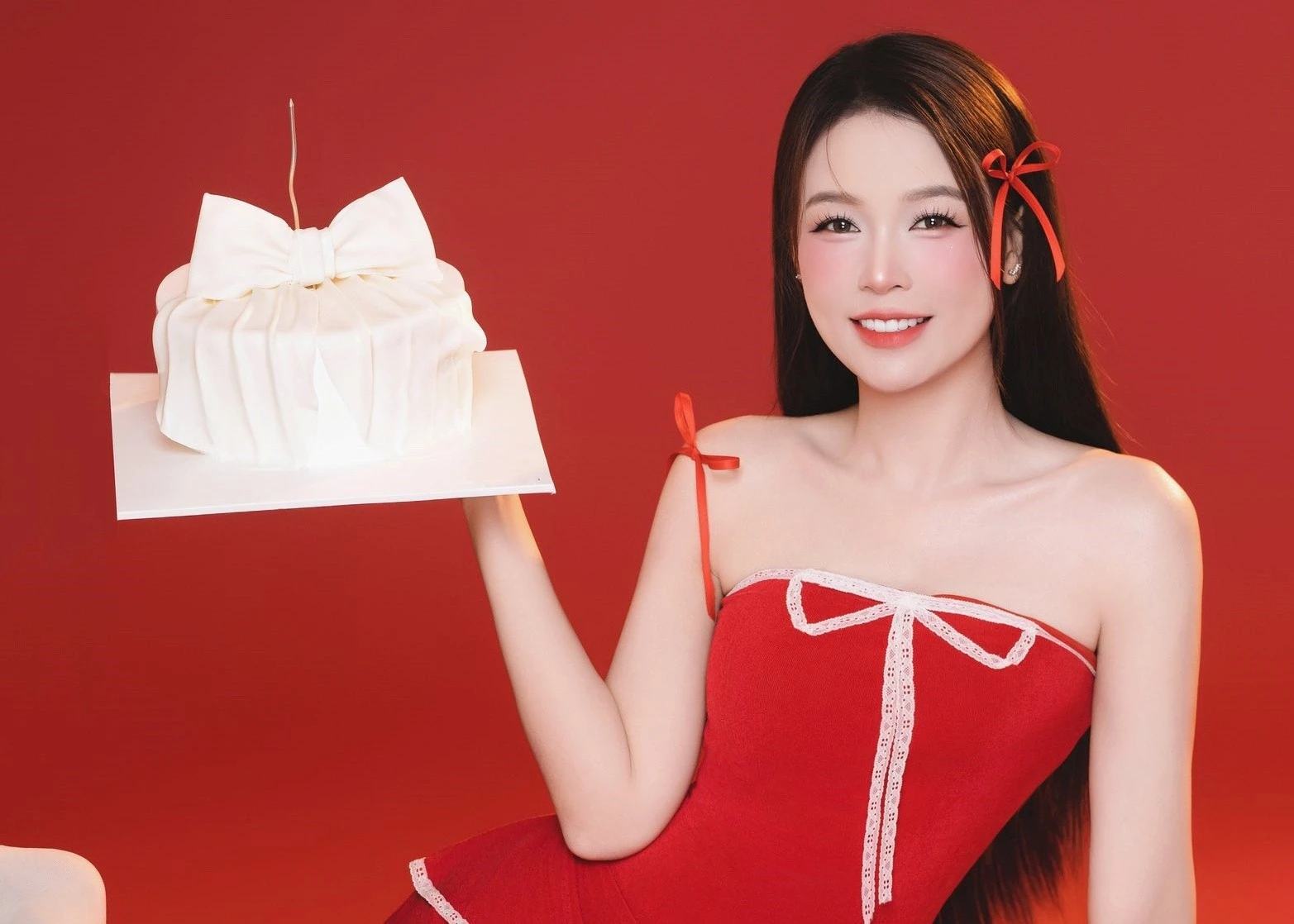 'Phú bà' Sam gây choáng vì nhan sắc ngọt ngào như tuổi 20