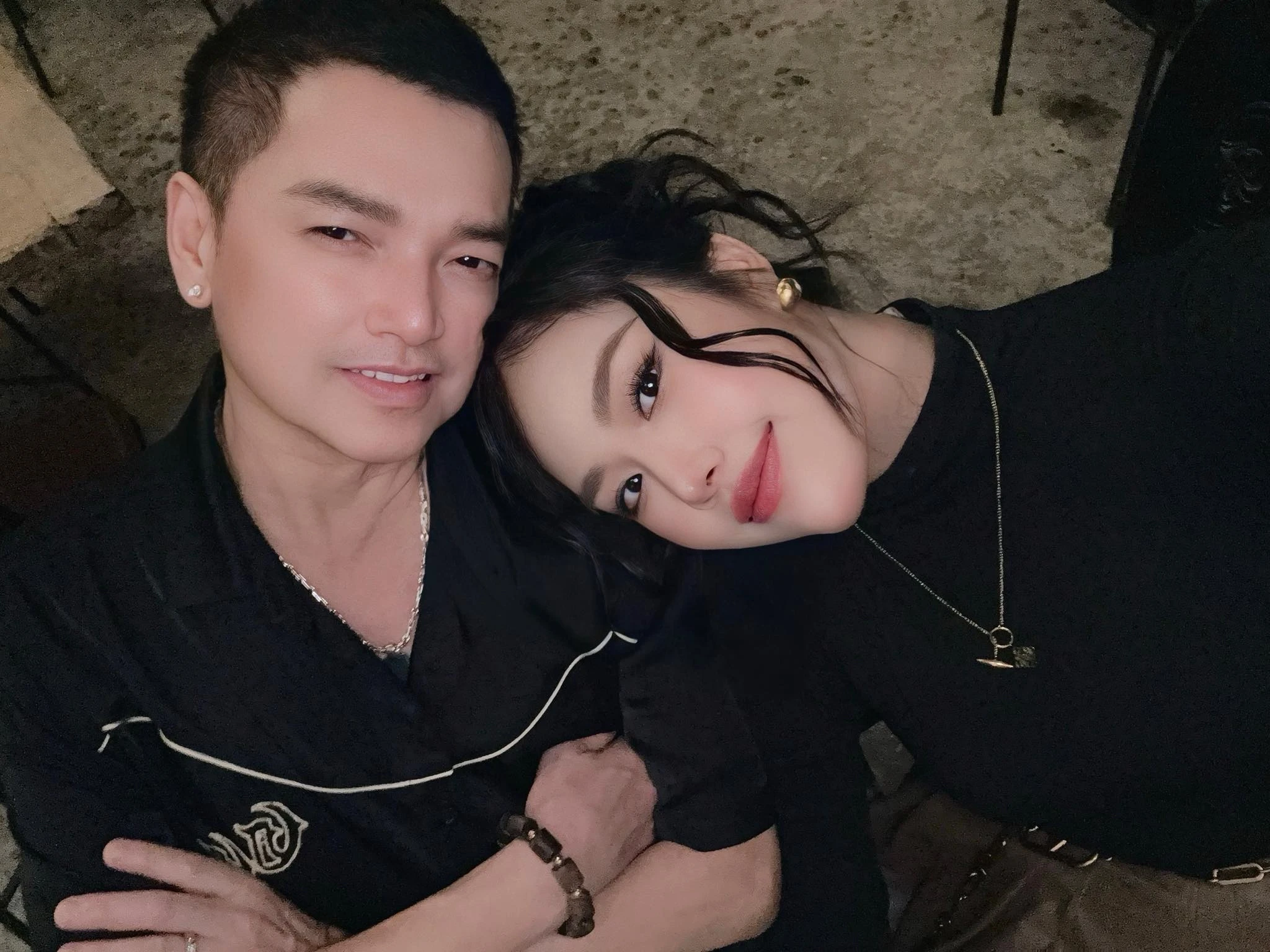 Quang Minh tìm lại hạnh phúc bên vợ trẻ kém 37 tuổi