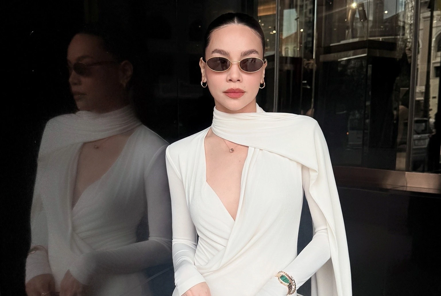 Hồ Ngọc Hà mặc váy xẻ ngực sâu hoắm khoe sắc vóc đỉnh cao 