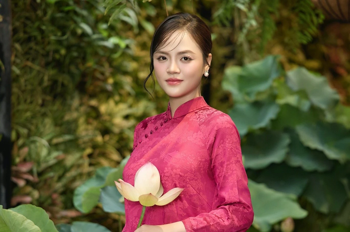 Thu Quỳnh tham gia diễu hành A80 gây chú ý bởi nhan sắc, xuất thân đặc biệt