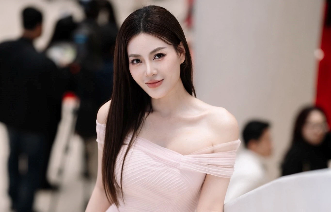 Thanh Hương ghi điểm với đầm khoe vai trần gợi cảm tại sự kiện