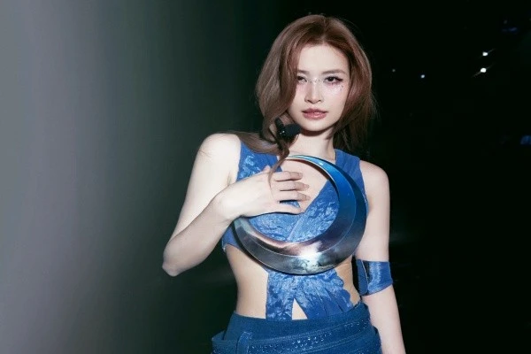 Đông Nhi diện váy ngắn cắt khoét, chẳng còn dấu vết sinh nở