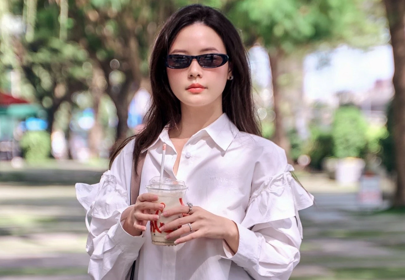 Midu diện sơ mi trắng trẻ trung như nữ sinh ở tuổi 35