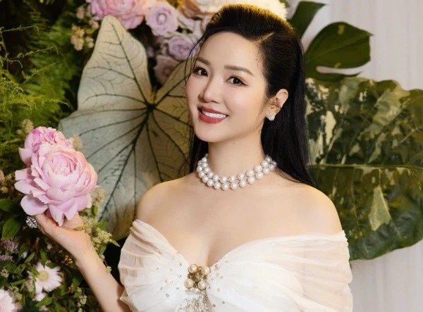 Giáng My tuổi U60 vẫn "đốt mắt" với đầm xẻ khoe ngực đầy