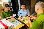 Hà Nội phát hiện 62 thùng kẹo, táo đỏ không rõ nguồn gốc 