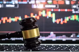 Hai doanh nghiệp bị UBCKNN xử phạt do vi phạm công bố thông tin