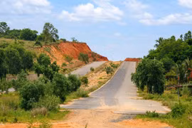 Mặc dù đoạn Phan Thiết - Kê Gà đã đưa vào khai thác 17,8 km, dự án ĐT.719B vẫn vướng mặt bằng mỏ titan và một hộ dân, ảnh hưởng tới tiến độ giải ngân vốn.