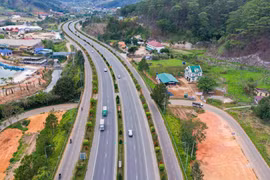 Lâm Đồng rà soát nhu cầu đất ở của hàng nghìn hộ dân bị ảnh hưởng, bổ sung quy hoạch và tháo gỡ vướng mắc mặt bằng cho cao tốc Tân Phú - Bảo Lộc - Liên Khương.