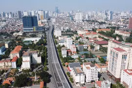 Hé lộ mức lương "khủng" của lãnh đạo công ty bất động sản nửa đầu năm 2025