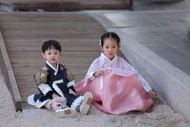 Hai con của Đàm Thu Trang gây sốt với bộ ảnh Hanbok siêu đáng yêu