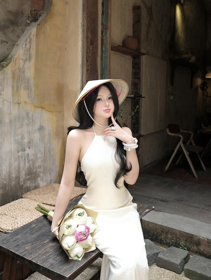 Cô thể hiện thần thái tự nhiên, từ ánh nhìn mơ màng đến cử chỉ chạm nhẹ vào môi, tất cả đều toát lên vẻ quyến rũ khó cưỡng. (Ảnh: IGNV)