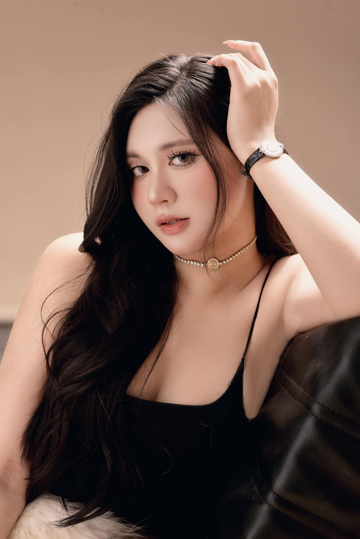 Không chỉ xinh đẹp, Tường Vy cũng có học thức đáng nể khi từng theo học Học Viện Ngân Hàng và sở hữu khả năng thành thạo 2 ngoại ngữ là tiếng Anh, tiếng Nhật. (Ảnh: FBNV)