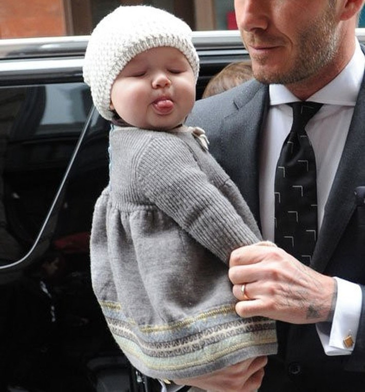 David Beckham bày tỏ sự xúc động: "Chúc mừng sinh nhật cô gái xinh đẹp của bố. Gửi đến cô gái trẻ đặc biệt và đáng yêu nhất, người tốt bụng và xinh đẹp cả bên trong lẫn bên ngoài, cảm ơn con đã làm cho mỗi ngày của gia đình trở nên tươi sáng hơn. Chúng ta yêu con Harpie, hãy có 1 ngày tuyệt vời nhất từ trường đến nay. Bố yêu con".