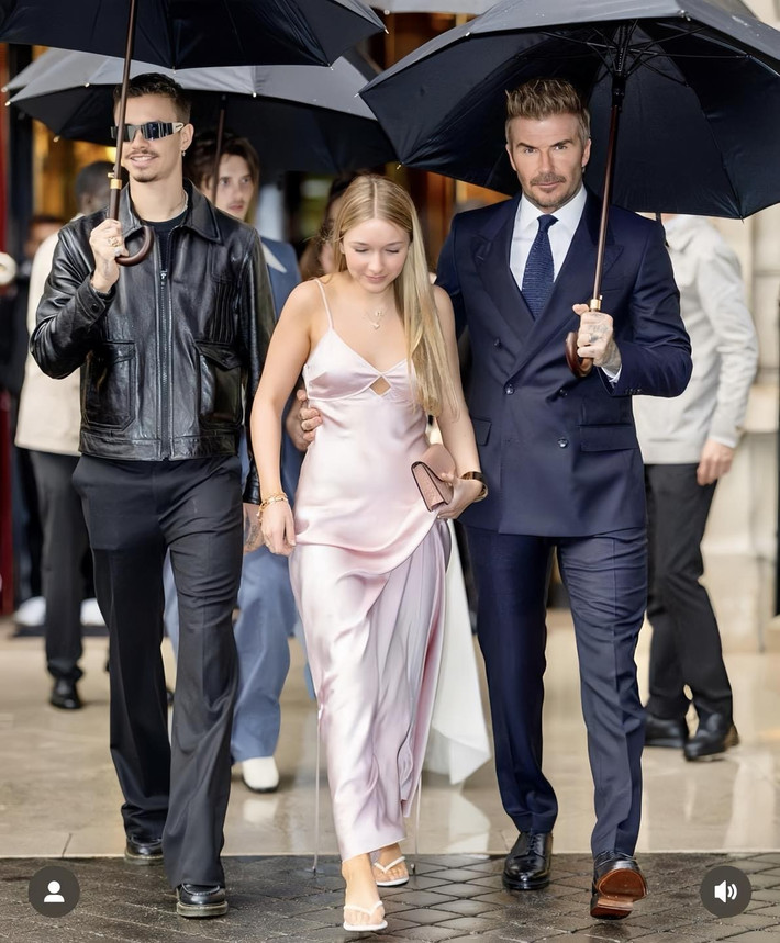 Trong vài năm trở lại đây, Harper ngày càng chiếm trọn spotlight mỗi khi xuất hiện cùng gia đình Beckham tại các sự kiện lớn nhỏ. Cô nàng sở hữu gương mặt thanh thoát, làn da trắng hồng và nụ cười tươi sáng thừa hưởng từ ba mẹ.
