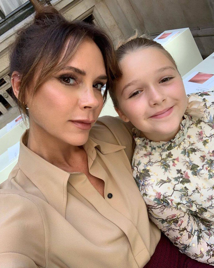 Harper Seven Beckham là con gái út của cặp đôi nổi tiếng David Beckham và Victoria Beckham. Từ bé, Harper đã thu hút sự quan tâm từ giới truyền thông và người hâm mộ trên toàn thế giới với vẻ ngoài xinh đẹp, đáng yêu.