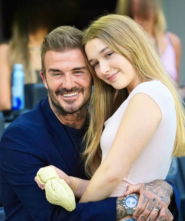 Mới đây trên trang cá nhân, David Beckham vừa "xả" loạt ảnh hiếm chúc mừng sinh nhật cô con gái nhỏ Harper Seven. Những hình ảnh này đánh dấu chặng đường trưởng thành của Harper Seven Beckham, từ khi còn là em bé ẵm ngửa cho đến nay đã trở thành thiếu nữ xinh đẹp.
