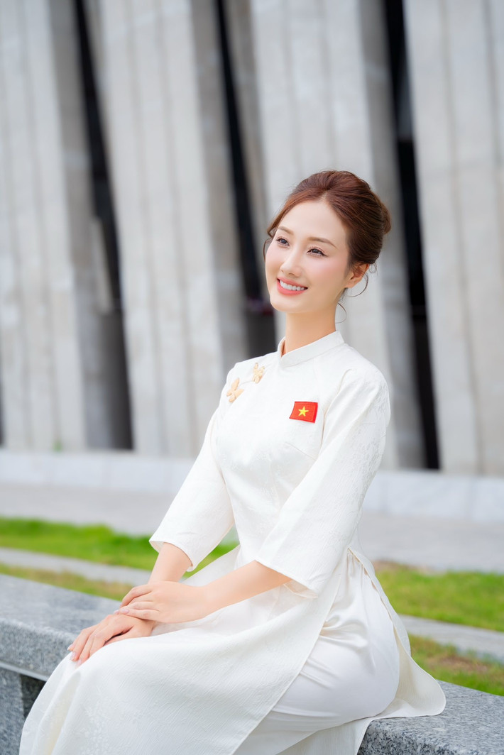 Với nụ cười rạng rỡ và ánh mắt lấp lánh, nữ diễn viên sinh năm 1998 đã truyền tải trọn vẹn tinh thần của ngày Quốc khánh: vừa trang trọng, thiêng liêng, vừa tràn đầy niềm vui và hy vọng. (Ảnh: FBNV)