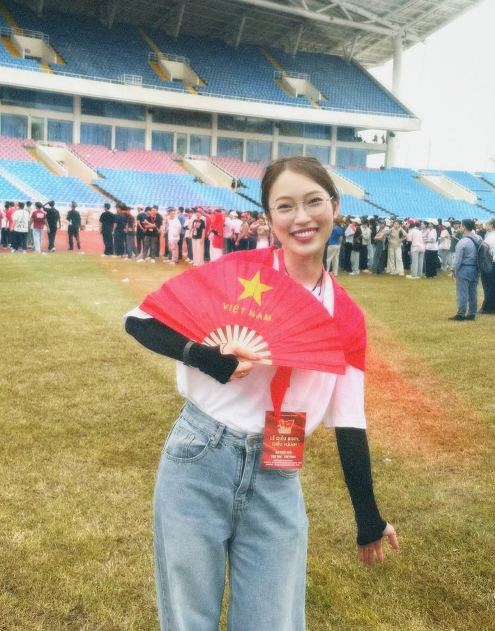 Ngày sinh nhật của mỗi người thường là dịp để quây quần bên gia đình, bạn bè và tận hưởng những phút giây thư giãn. Nhưng với MC Khánh Vy, sinh nhật năm nay cô nàng đã đón tuổi mới theo một cách vô cùng đặc biệt và ý nghĩa: tham gia buổi tập luyện diễu binh, diễu hành cho Đại lễ kỷ niệm 80 năm Quốc khánh 2/9. (Ảnh: IGNV)
