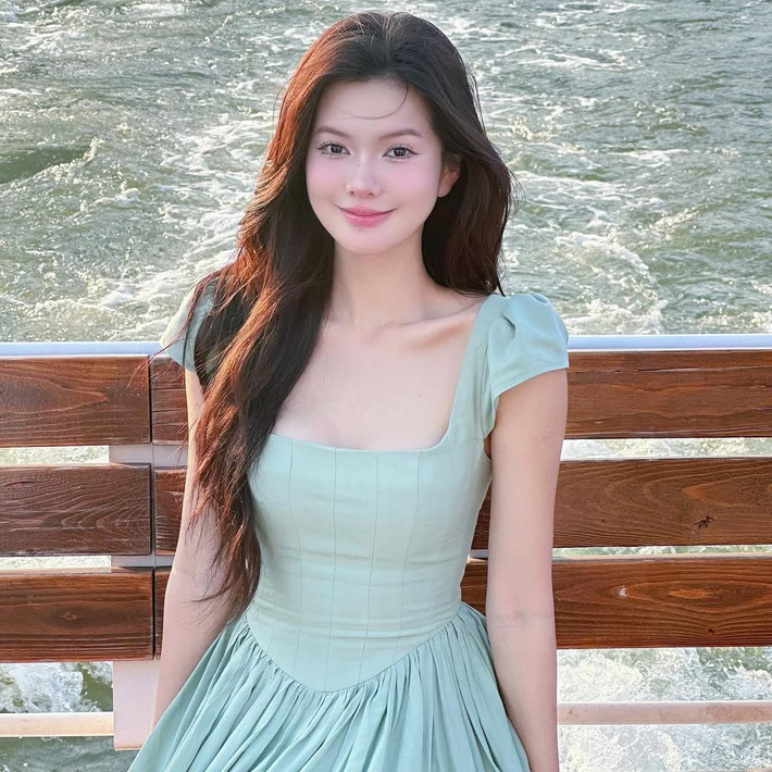 Cô nàng từng gây ấn tượng với vai diễn trong phim "Đi giữa trời rực rỡ". Vào vai một cô nàng đỏng đảnh, tiểu thư, Yên Đan khiến nhiều người nhớ đến sau bộ phim.