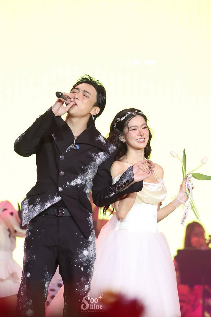 Cô nàng tựa như một cô công chúa bước ra từ thế giới cổ tích với chiếc váy trắng bồng bềnh cùng giao diện ngọt ngào, hút mắt.
