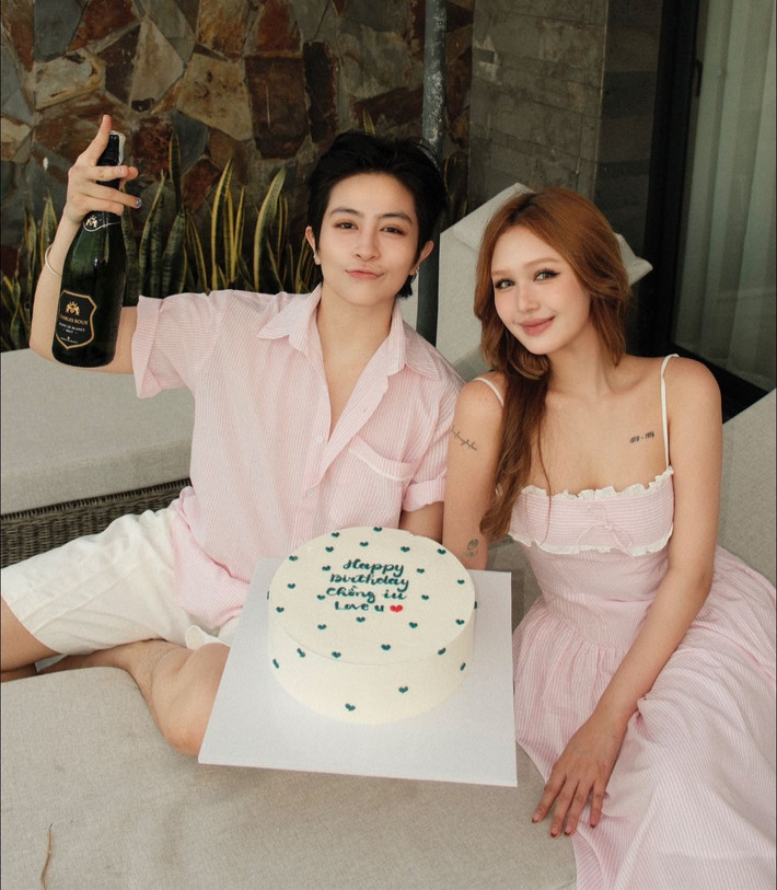 Tuy nhiên, mỗi lần xuất hiện bên Gil Lê, Xoài Non đều thể hiện sự vui vẻ, hạnh phúc. Nhiều người cho rằng, việc Gil Lê luôn âm thầm đồng hành cùng Xoài Non phần nào giúp cô nàng có thêm chỗ dựa tinh thần sau những biến động trong đời sống cá nhân.