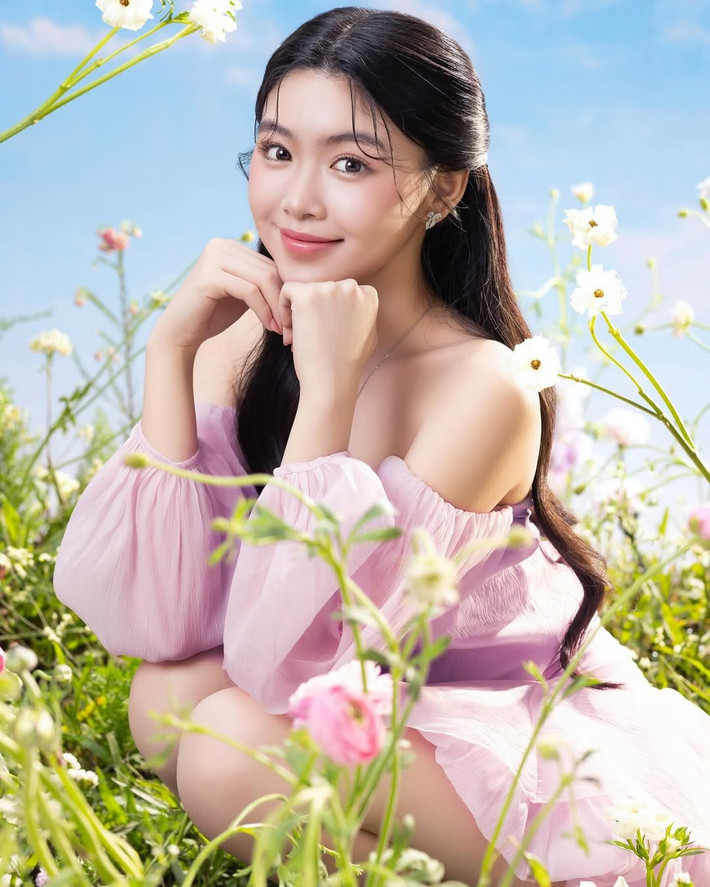 Trong những bức ảnh mới được chia sẻ, con gái Quyền Linh - Lọ Lem (Mai Thảo Linh) hóa thân thành một nàng thơ đúng nghĩa giữa không gian tràn ngập sắc hoa và ánh sáng tự nhiên.