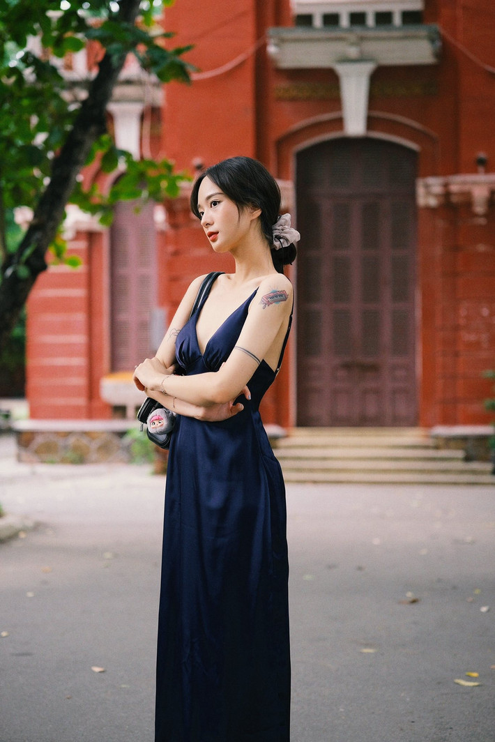Cô nàng tự nhiên dạo bước, nghiêng mình tạo dáng với nụ cười dịu dàng, ánh mắt lấp lánh và nét e ấp, thẹn thùng.