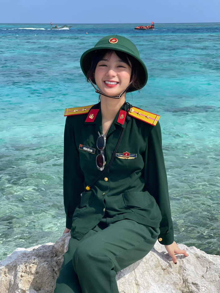 Hiền Anh, thường được biết đến với biệt danh Hiền Anh Bông, được mệnh danh là "hot girl quân nhân" khi một bức ảnh cười tươi của cô nàng được lan truyền rộng rãi trên mạng xã hội.