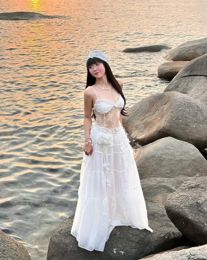 Phong cách thời trang của Thúy Kiều trong loạt ảnh này được đánh giá là vừa nữ tính, bay bổng lại không kém phần táo bạo, khẳng định gu thẩm mỹ ngày càng lên tay của cô nàng.