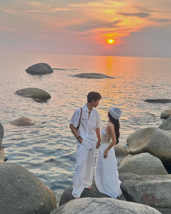 Trong khung cảnh hoàng hôn lãng mạn bên bờ biển, Thúy Kiều khoác lên mình chiếc váy trắng xuyên thấu mang hơi hướng cổ tích, vừa quyến rũ vừa tinh khôi.