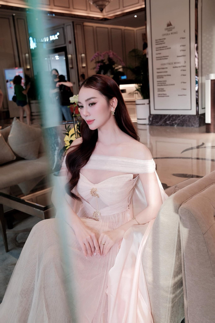 Ngoài ra, người đẹp cũng được nhiều người nhớ đến khi góp mặt một số show truyền hình như Người Ấy Là Ai, Chọn Ai Đây,...
