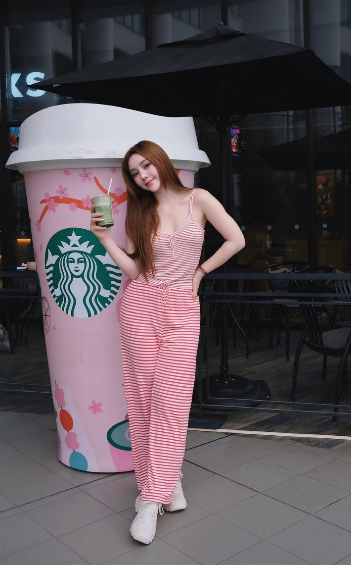 Bộ trang phục mang phong cách casual, thoải mái đúng chuẩn mùa hè, nhưng vẫn giữ được nét nữ tính nhờ chi tiết thắt dây eo tôn dáng và đường viền cổ khéo léo.