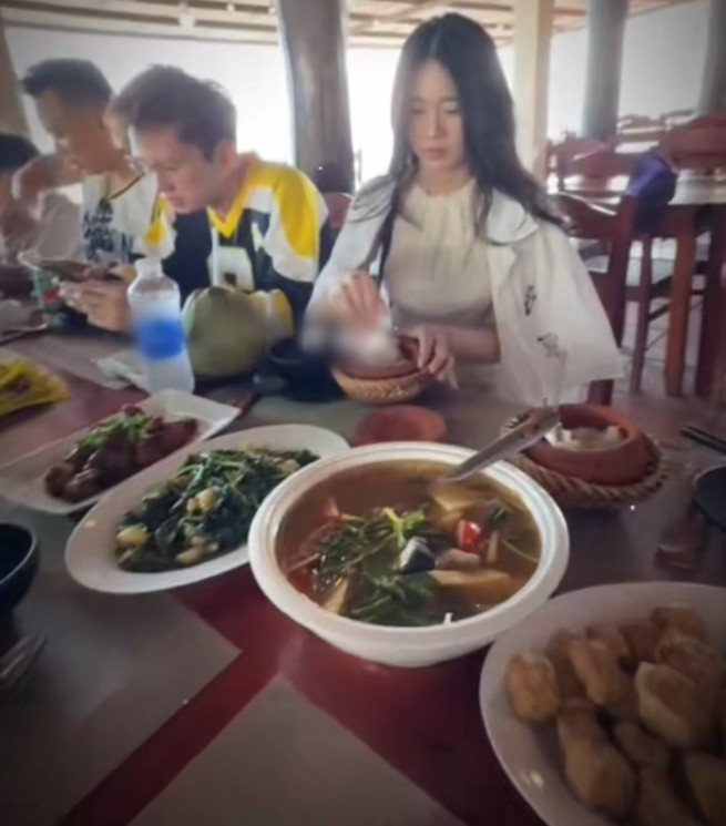 Cặp đôi cũng nhiều lần bị "team qua đường" tóm dính chung một khung hình. Tuy nhiên cả hai chưa từng lên tiếng thừa nhận hay phủ nhận.