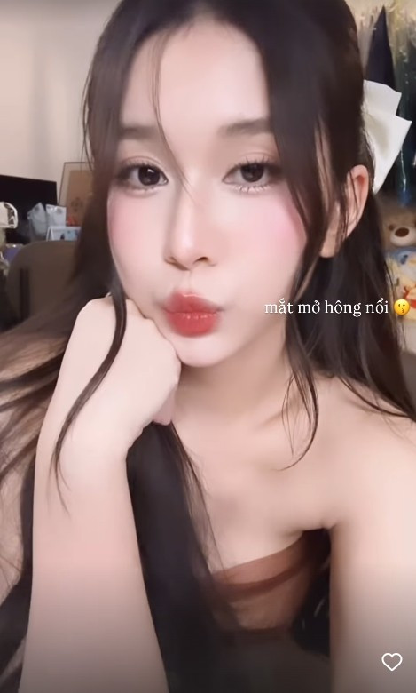 Clip cặp đôi nam rapper bước xuống từ ô tô đi vào sảnh tổ chức tiệc cưới hiện đang thu về gần 2 triệu lượt xem. Ở sảnh chờ, B Ray còn cầm hộ đồ cho bạn gái. Về phía Đinh Nhi, cô cũng đăng story check-in tại đám cưới Đạt G - Cindy Lư sau khi sự kiện kết thúc.