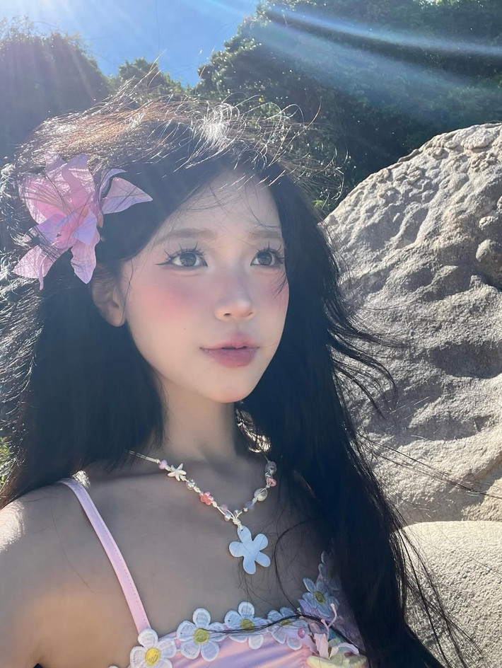 Trong loạt ảnh, cô nàng diện bộ bikini màu hồng phấn với chi tiết hoa nổi và viền ren không chỉ tôn dáng mà còn mang lại cảm giác mềm mại, trong trẻo. Những chi tiết hoa cúc nhỏ nhắn trên viền áo khiến người ta liên tưởng đến những thiếu nữ vùng duyên hải – dịu dàng, e ấp nhưng vẫn tràn đầy sức sống.