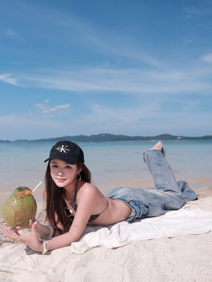 Mỗi lần xuất hiện, hot girl có nickname Thỏ lại mang đến một làn gió mới đầy ấn tượng. Mới đây, cô nàng đã khiến cư dân mạng "thổn thức" khi chia sẻ những hình ảnh tươi tắn tại bãi biển.