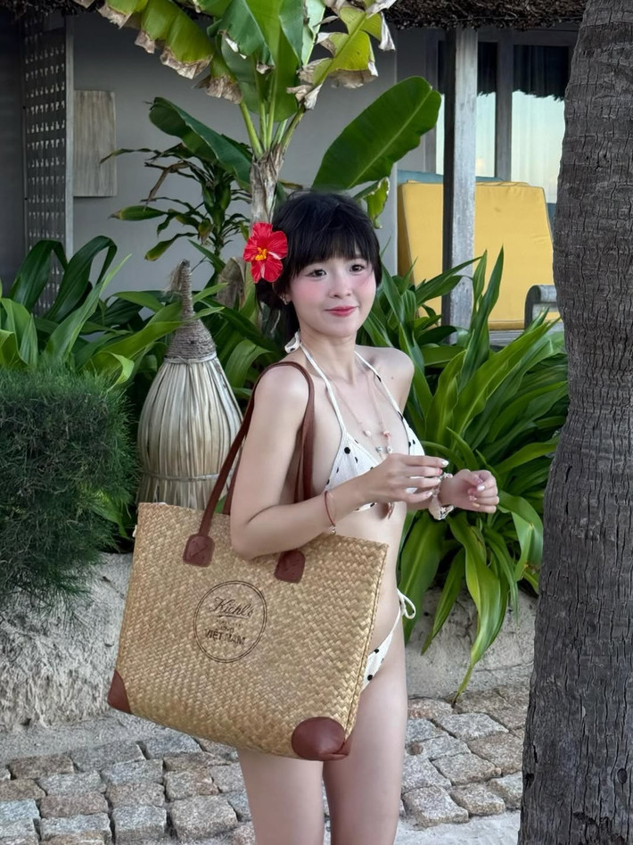 Thúy Kiều xuất hiện với gương mặt được trang điểm nhẹ nhàng, tôn lên các đường nét thanh tú và làn da trắng hồng. Nụ cười tươi tắn, ánh mắt long lanh cùng những biểu cảm tự nhiên, vui vẻ khi tạo dáng bên hàng dừa xanh mát và bãi cát trắng mang đến tinh thần mùa hè tràn đầy năng lượng.