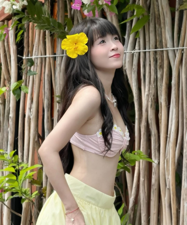 Nàng hot girl FAPtv ưa diện những tone màu pastel sáng như hồng, xanh, vàng, kết hợp với các loại phụ kiện mang hơi thở của biển được làm từ vỏ sò, vỏ ốc...