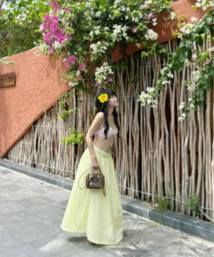 Mùa hè năm nay, Thúy Kiều liên tục đăng tải những khoảnh khắc check-in trong các chuyến du lịch biển của mình. Mỗi bộ hình đều nhận về lượng tương tác lớn từ netizen.