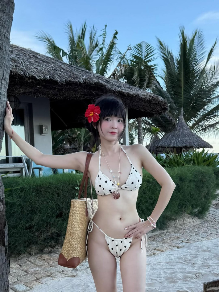 Điểm nhấn trên tổng thể trang phục còn là chiếc túi cói bản lớn, cùng những chuỗi vòng cổ và vòng tay hạt cườm đầy màu sắc, tạo nên một phong cách đi biển vừa sành điệu, vừa phóng khoáng.